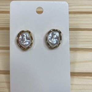 Gold tone and faux Pearl stud earrings NWTs